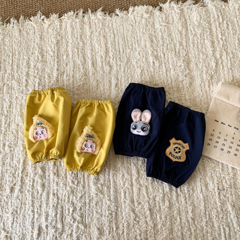 Bērnu piedurknēm aizsargājošs uzklājs, ziemas sezona, karikatūru raksts, audums (pret netīrumiem; vecums 1–3 gadi)