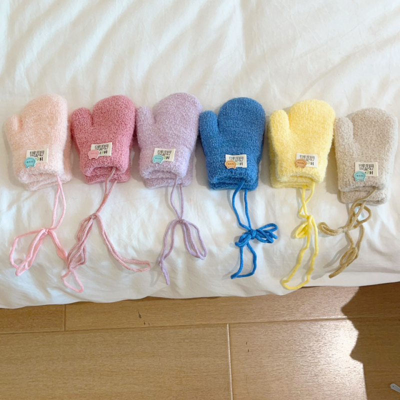 Baba téli kesztyű, sál-stílusú lógó nyakkal, dupla fleece bélés, jacquard kötés, 0–2 éveseknek