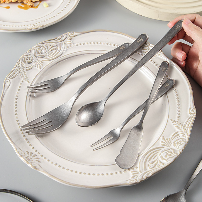 Σετ μαχαιροπίρουνα από ανοξείδωτο χάλυβα 304, vintage μοτίβο νιφάδων χιονιού – περιλαμβάνει μαχαίρι για μπριζόλα, πιρούνες, κουτάλια, κουτάλι καφέ, κουτάλι επιδορπίου και σερβιριστικό κουτάλι