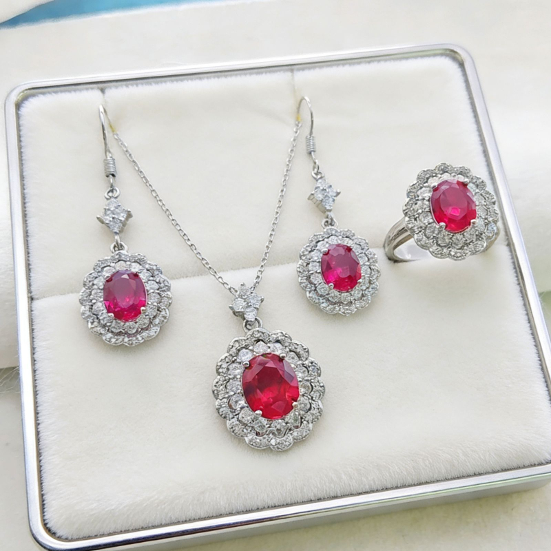 Set de bijuterii: colier cu pandantiv și cercei și inel asortate; metal cu încrustații de cupru placate; lanț tip box; încrustări: corund sintetic și spinel; model: stele, soare, lună, univers