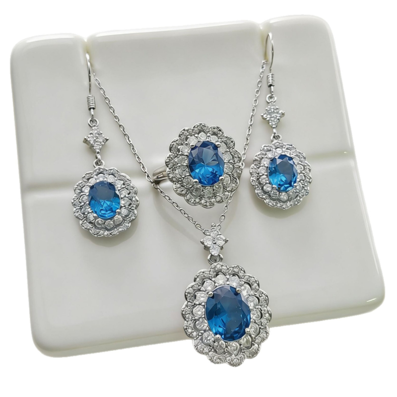 Set de bijuterii: colier cu pandantiv și cercei și inel asortate; metal cu încrustații de cupru placate; lanț tip box; încrustări: corund sintetic și spinel; model: stele, soare, lună, univers