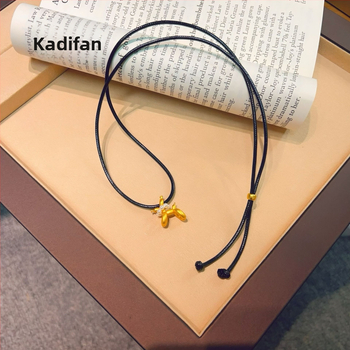 Misiņa kaklarota ar balona suņa kulonu, U formas dzīvnieka kulons, dabīgais stils, svaigs un salds, pavasaris 2025