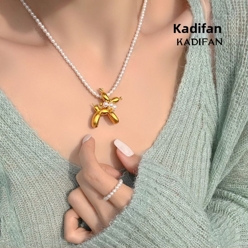 Misiņa kaklarota ar balona suņa kulonu, U formas dzīvnieka kulons, dabīgais stils, svaigs un salds, pavasaris 2025