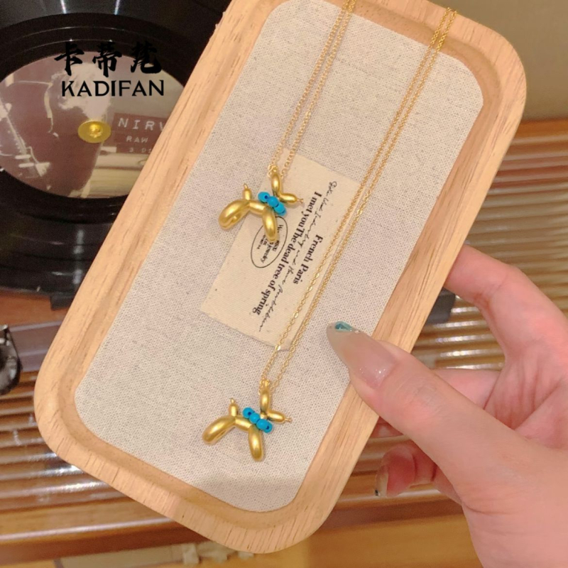 Misiņa kaklarota ar balona suņa kulonu, U formas dzīvnieka kulons, dabīgais stils, svaigs un salds, pavasaris 2025