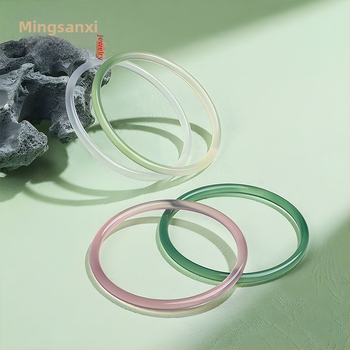 Гривна от халцедон, естествен камък, полирана повърхност, кръгла форма, висящи орнаменти