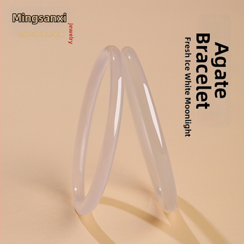 Гривна от халцедон, естествен камък, полирана повърхност, кръгла форма, висящи орнаменти