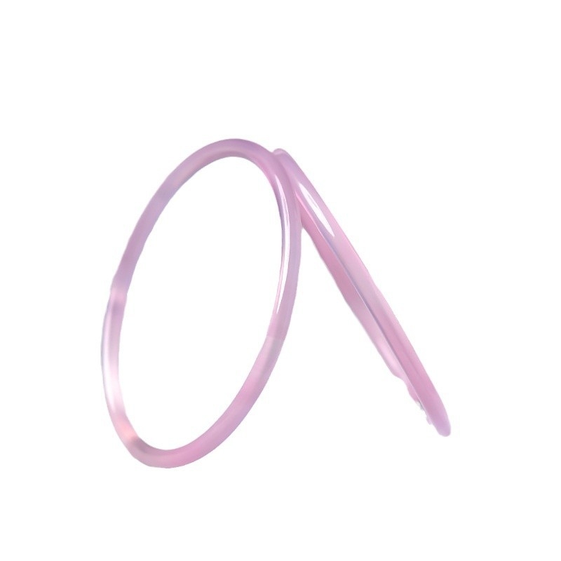 Гривна от халцедон, естествен камък, полирана повърхност, кръгла форма, висящи орнаменти