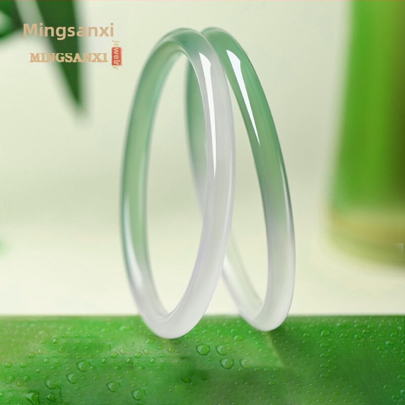 Гривна от халцедон, естествен камък, полирана повърхност, кръгла форма, висящи орнаменти