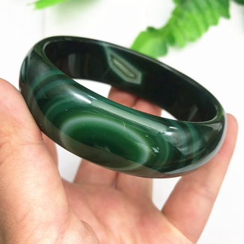 Achát karkötő, természetes anyag, kör alakú forma, csiszolás és polírozás.