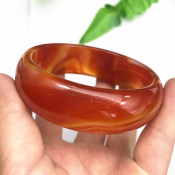 Achát karkötő, természetes anyag, kör alakú forma, csiszolás és polírozás.