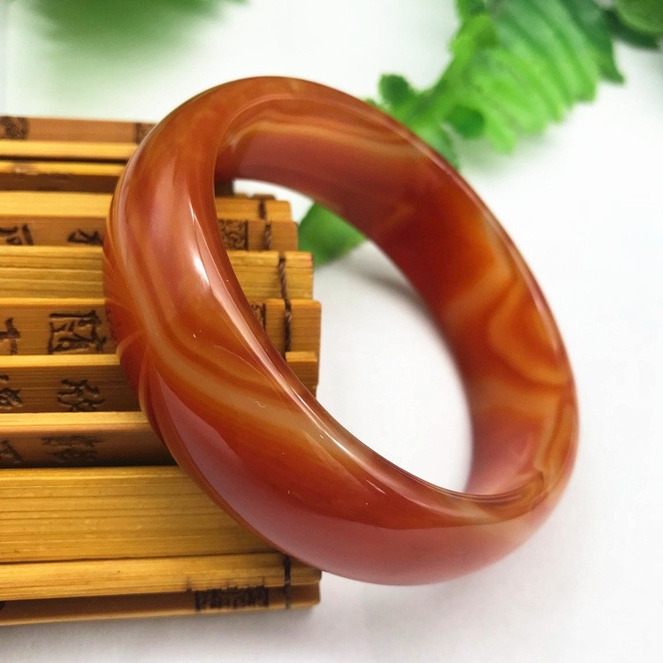 Achát karkötő, természetes anyag, kör alakú forma, csiszolás és polírozás.