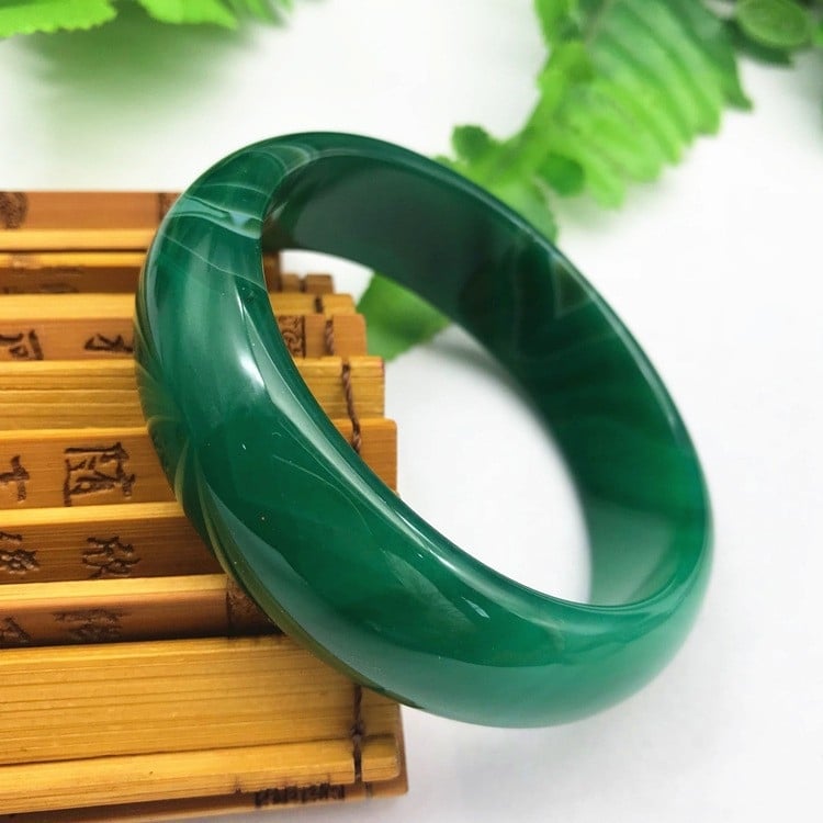 Achát karkötő, természetes anyag, kör alakú forma, csiszolás és polírozás.