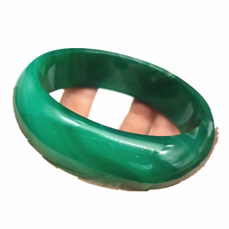 Achát karkötő, természetes anyag, kör alakú forma, csiszolás és polírozás.