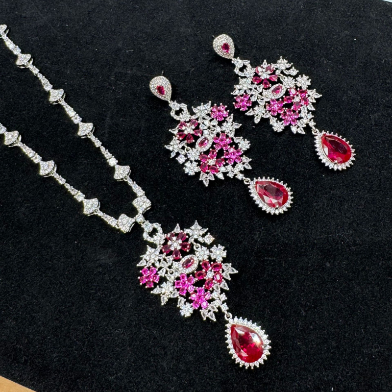 Set naušnica i ogrlice: bakrena podloga, površinska obrada, Zircon privjesak, svijetao luksuzan stil, svestrani dizajn