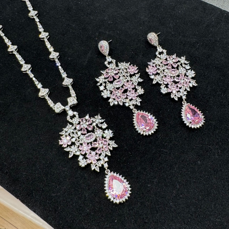 Set naušnica i ogrlice: bakrena podloga, površinska obrada, Zircon privjesak, svijetao luksuzan stil, svestrani dizajn
