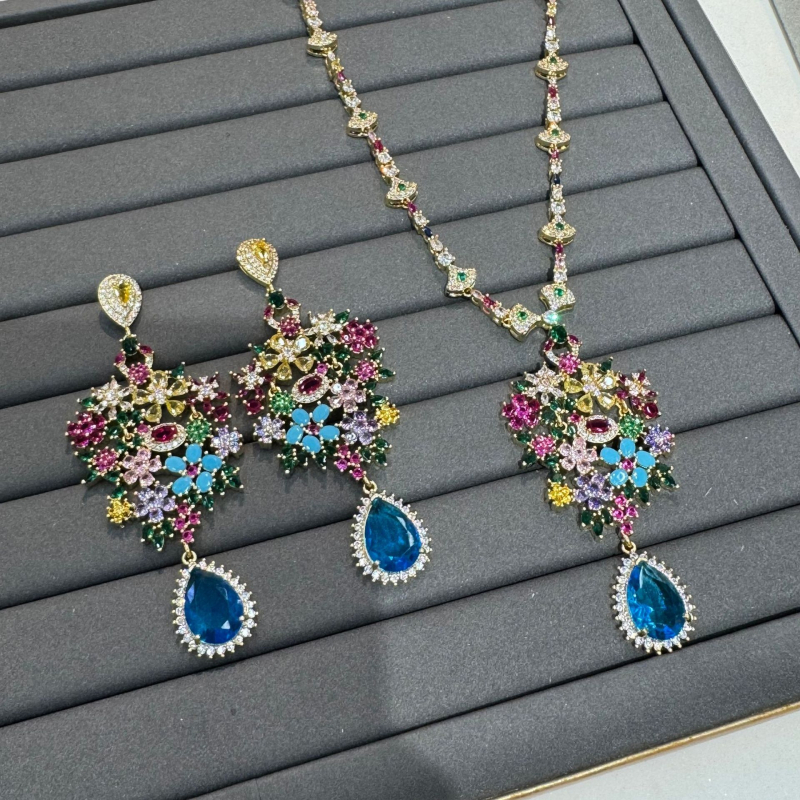 Set naušnica i ogrlice: bakrena podloga, površinska obrada, Zircon privjesak, svijetao luksuzan stil, svestrani dizajn