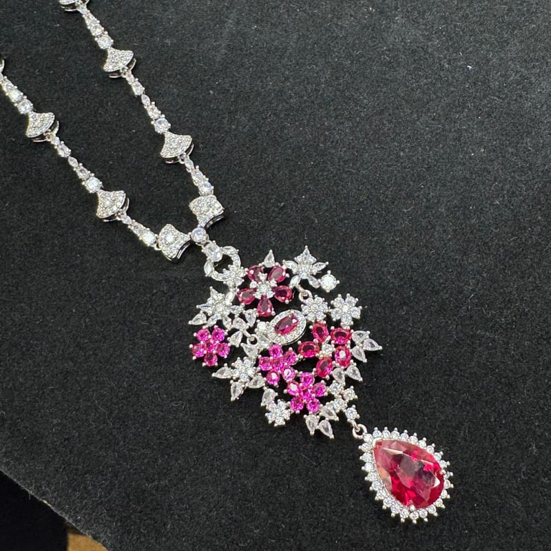 Set naušnica i ogrlice: bakrena podloga, površinska obrada, Zircon privjesak, svijetao luksuzan stil, svestrani dizajn
