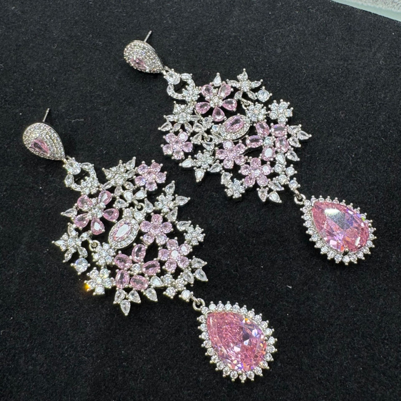 Set naušnica i ogrlice: bakrena podloga, površinska obrada, Zircon privjesak, svijetao luksuzan stil, svestrani dizajn