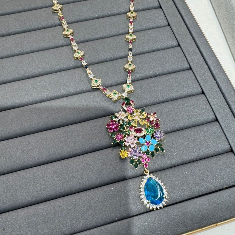 Set naušnica i ogrlice: bakrena podloga, površinska obrada, Zircon privjesak, svijetao luksuzan stil, svestrani dizajn