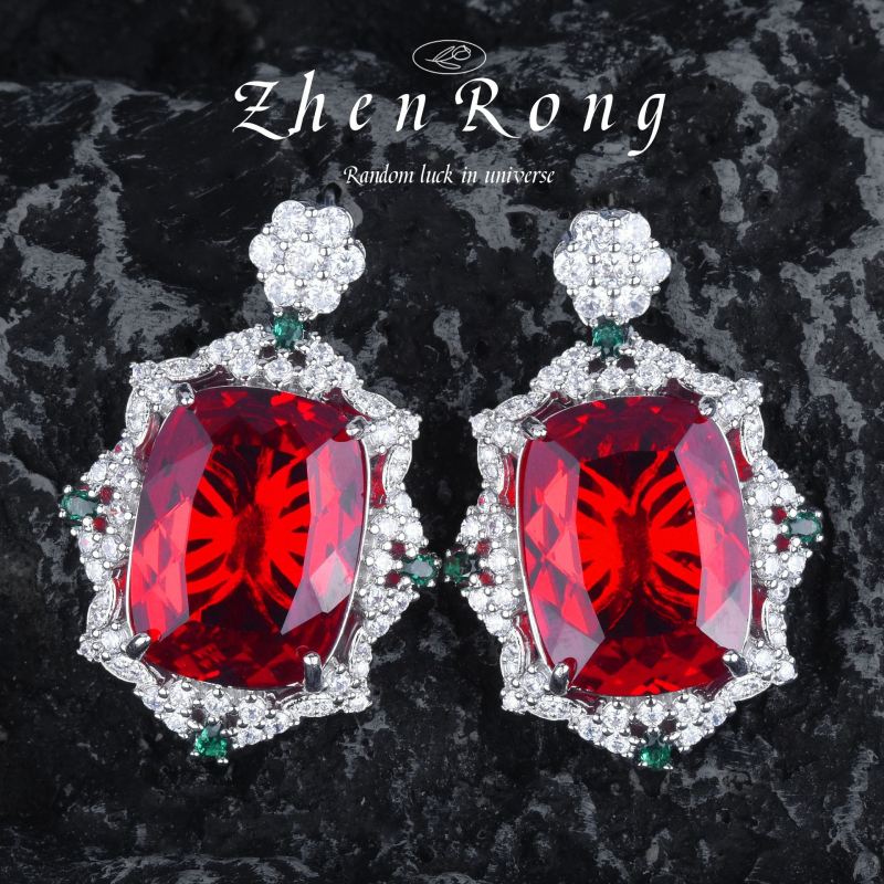 Ékszerszett: Smaragd medálos nyaklánc, galambvér rubin fülbevalók, gyűrű négyzetes gyémánttal — réz, O-klánc, virágos mintázat, retro