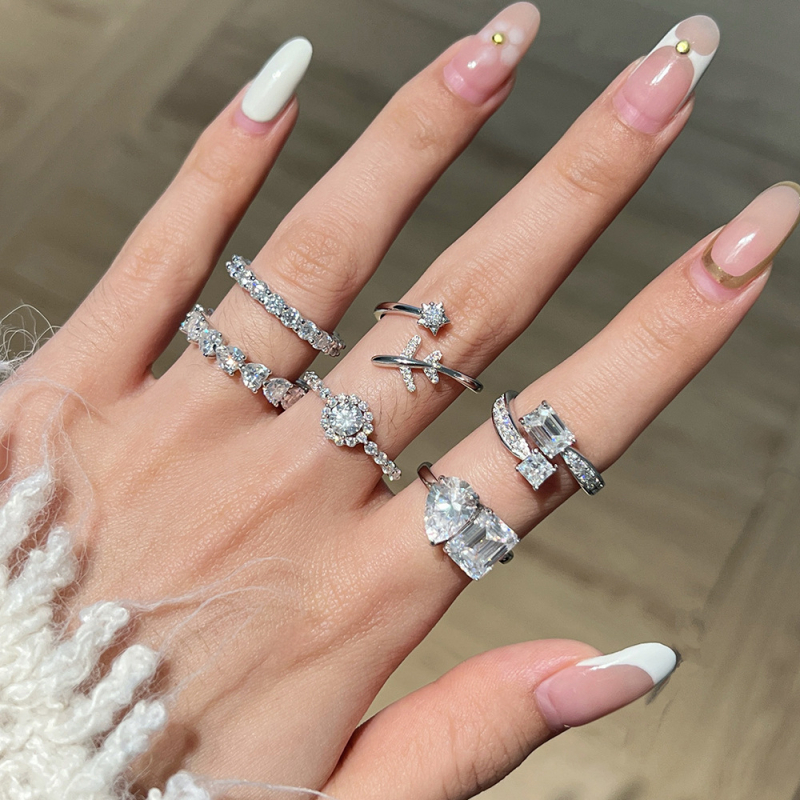 Moissanīts gredzens, 925 sudrabs, ģeometrisks dizains ar sirds‑ūdens pilienu motīvu, sievietēm viegls luksuss