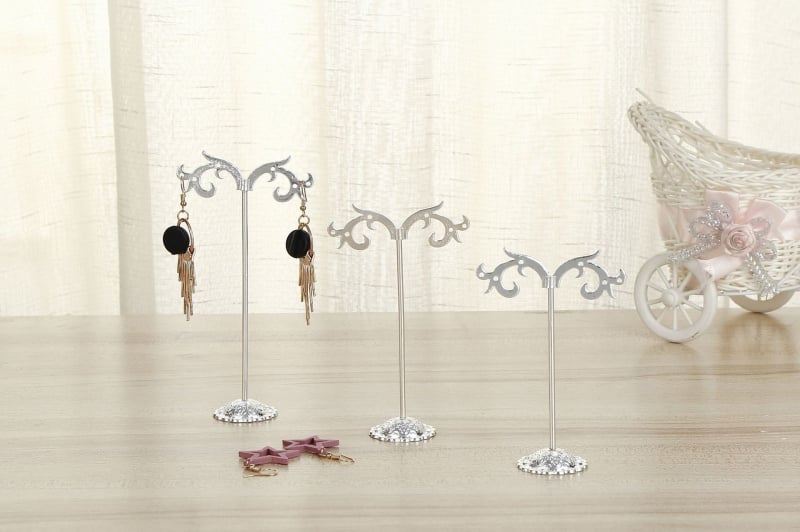 Metāla auskaru statīvs – trīsdaļīgs komplekts galda virsmai, auskaru displejs ar māksliniecisku dizainu