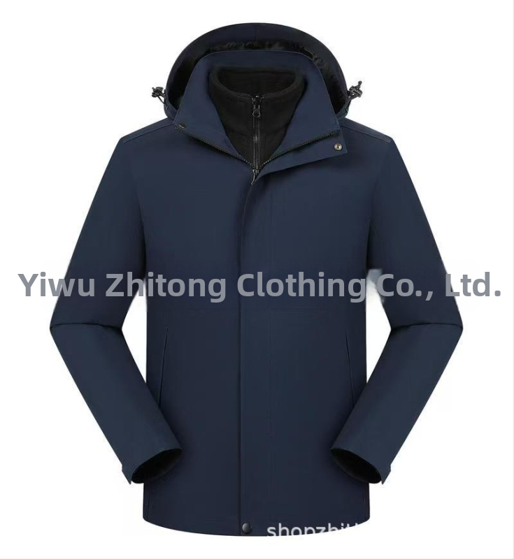 Trys viename striukė su nuimamamu gobtuvu ir logotipo spauda, poliesterio audinys, stovinti apykaklė, užtrauktukas, laisvas kirpimas