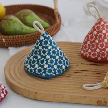 Termoizolēts virtuves komplekts: trīsstūra katla vāciņš, auduma cimdi un katla rokturis (aizsardzība pret apdegumiem)