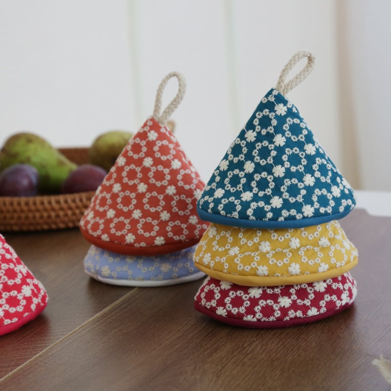 Termoizolēts virtuves komplekts: trīsstūra katla vāciņš, auduma cimdi un katla rokturis (aizsardzība pret apdegumiem)