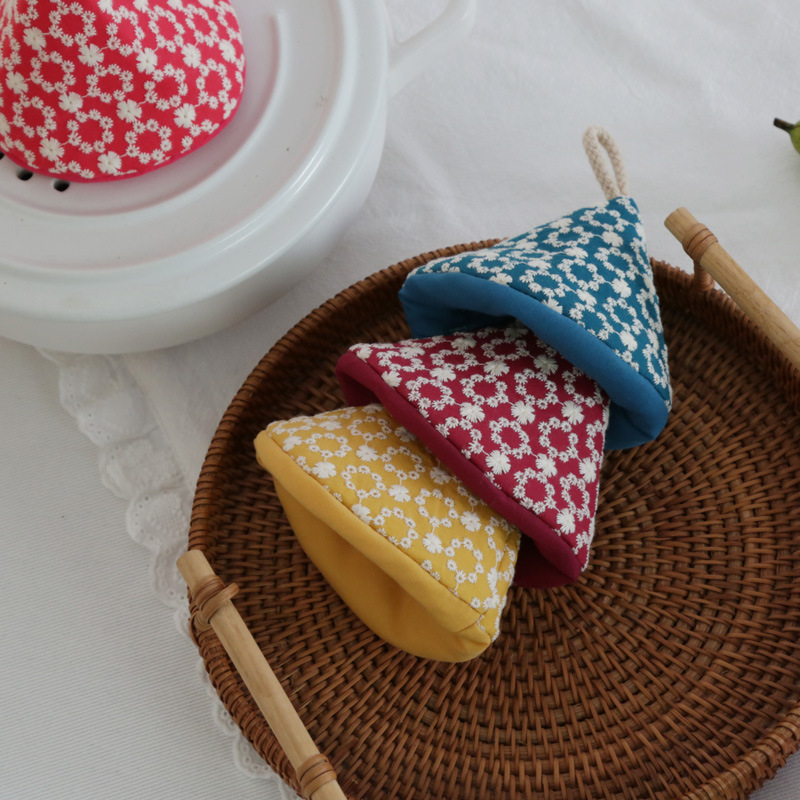 Termoizolēts virtuves komplekts: trīsstūra katla vāciņš, auduma cimdi un katla rokturis (aizsardzība pret apdegumiem)