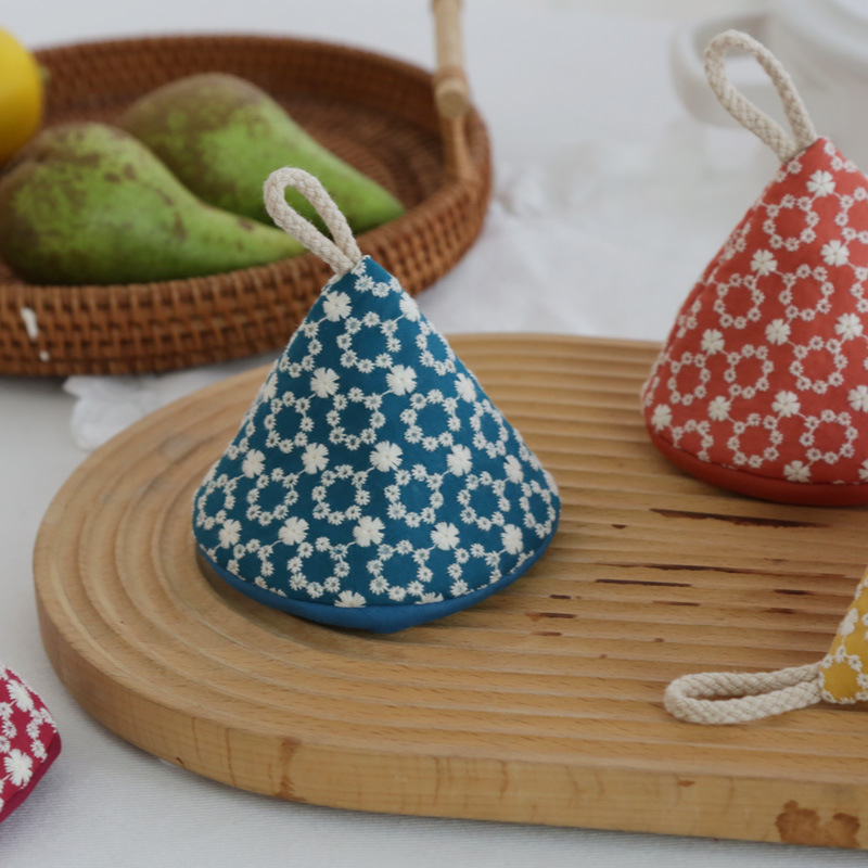 Termoizolēts virtuves komplekts: trīsstūra katla vāciņš, auduma cimdi un katla rokturis (aizsardzība pret apdegumiem)