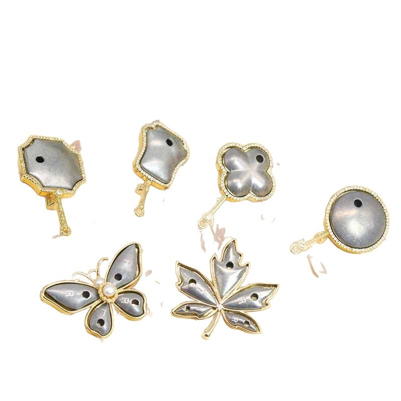 Ръчно изработена брошка от медна основа, дизайн кленов лист и цирконова вставка