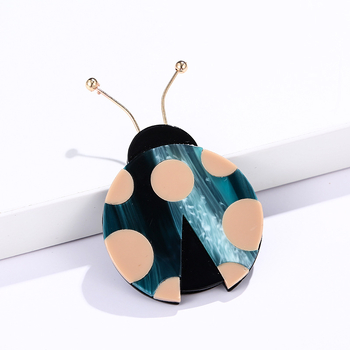 Акрилна брошка Coconut Fin – животински мотив бръмбар, унисекс, модерен стил, декоративен аксесоар.