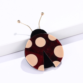 Акрилна брошка Coconut Fin – животински мотив бръмбар, унисекс, модерен стил, декоративен аксесоар.