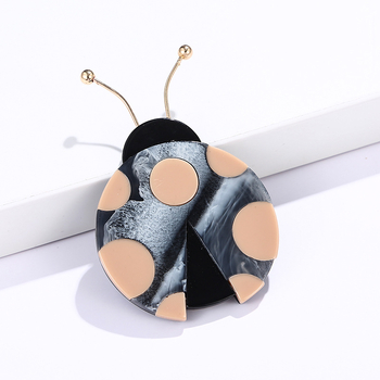 Акрилна брошка Coconut Fin – животински мотив бръмбар, унисекс, модерен стил, декоративен аксесоар.