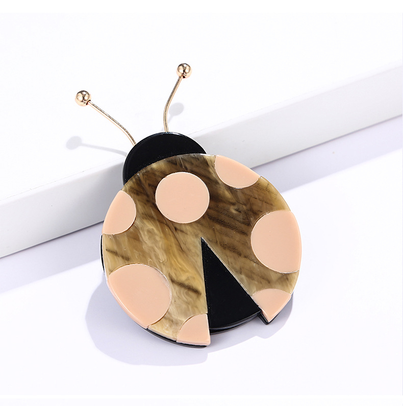 Акрилна брошка Coconut Fin – животински мотив бръмбар, унисекс, модерен стил, декоративен аксесоар.