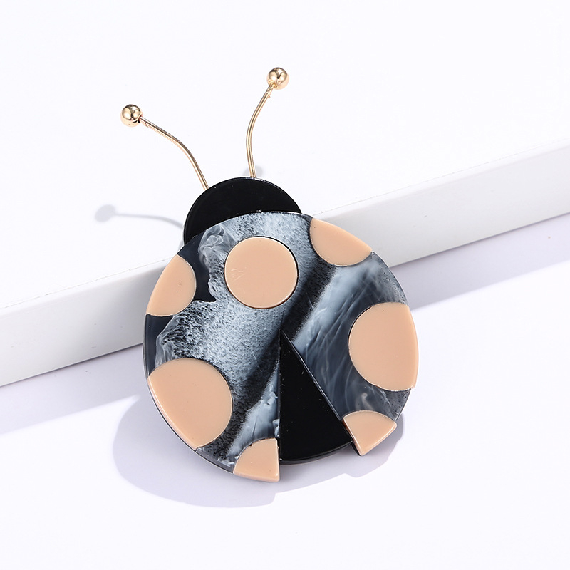 Акрилна брошка Coconut Fin – животински мотив бръмбар, унисекс, модерен стил, декоративен аксесоар.