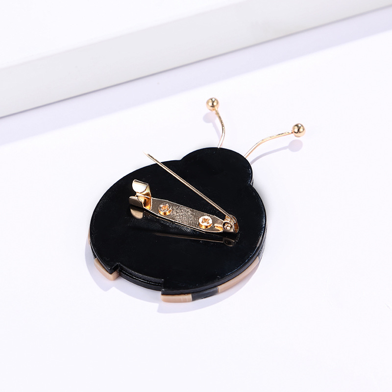 Акрилна брошка Coconut Fin – животински мотив бръмбар, унисекс, модерен стил, декоративен аксесоар.