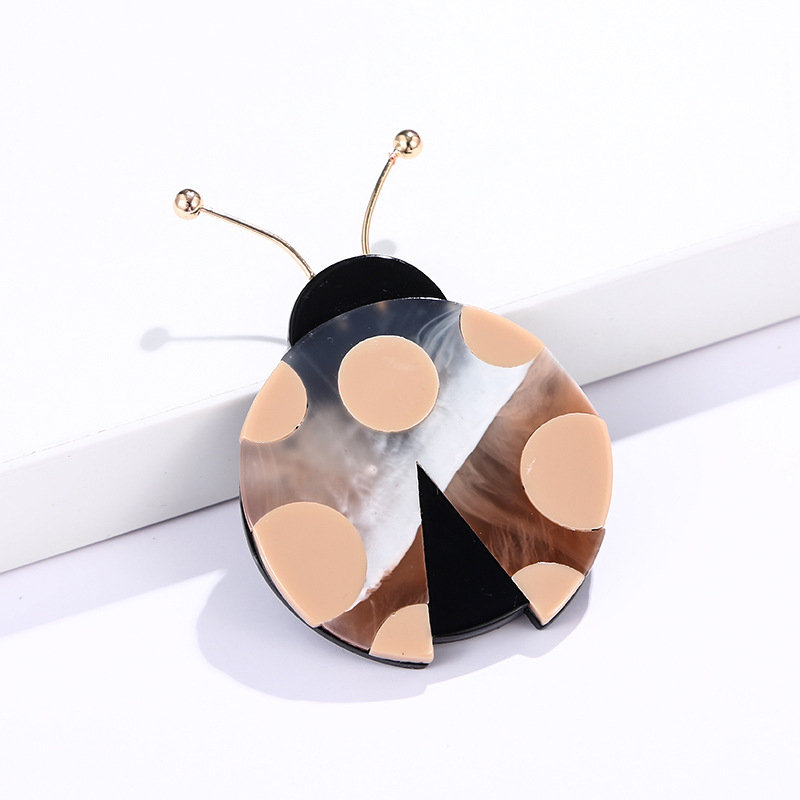 Акрилна брошка Coconut Fin – животински мотив бръмбар, унисекс, модерен стил, декоративен аксесоар.