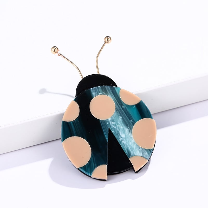 Акрилна брошка Coconut Fin – животински мотив бръмбар, унисекс, модерен стил, декоративен аксесоар.