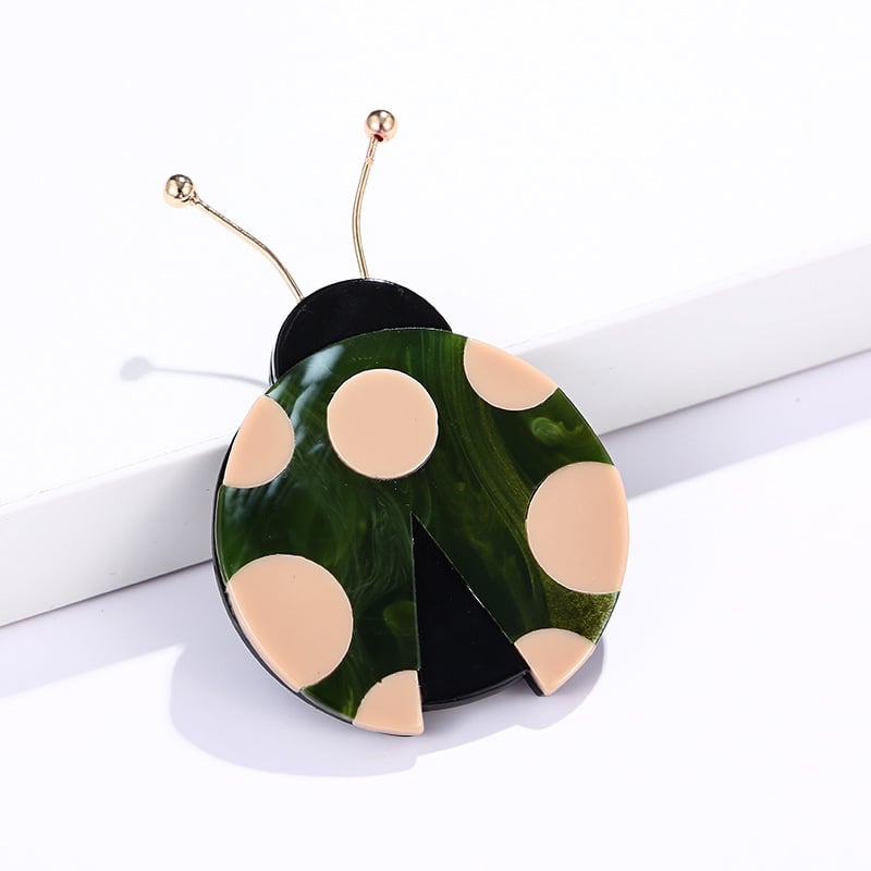 Акрилна брошка Coconut Fin – животински мотив бръмбар, унисекс, модерен стил, декоративен аксесоар.