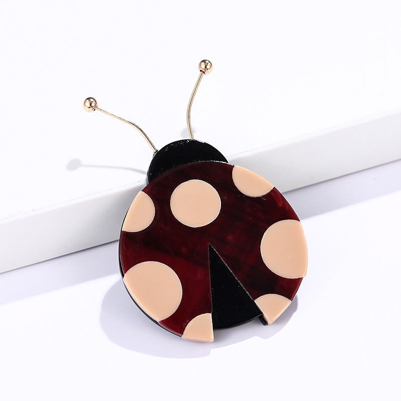 Акрилна брошка Coconut Fin – животински мотив бръмбар, унисекс, модерен стил, декоративен аксесоар.