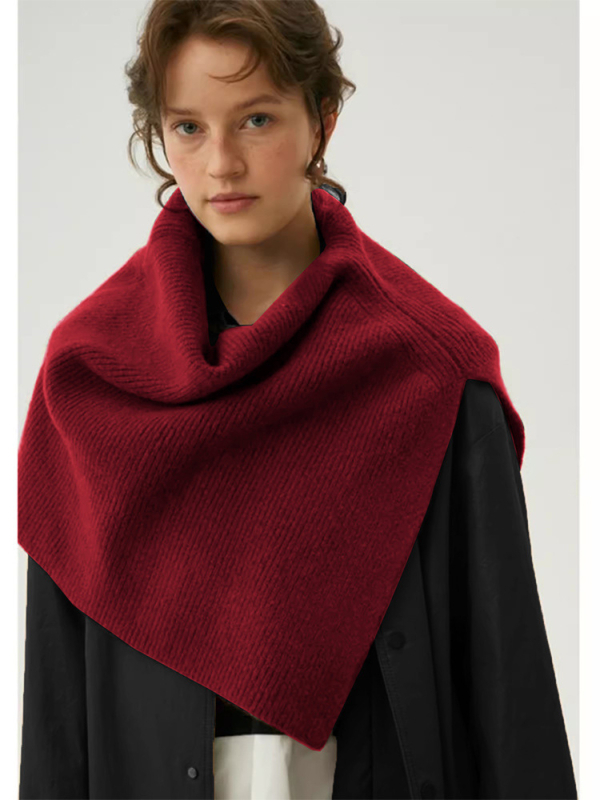 Șal asimetric tricotat, fibră de poliester, toamnă-iarnă, lansare toamna 2025