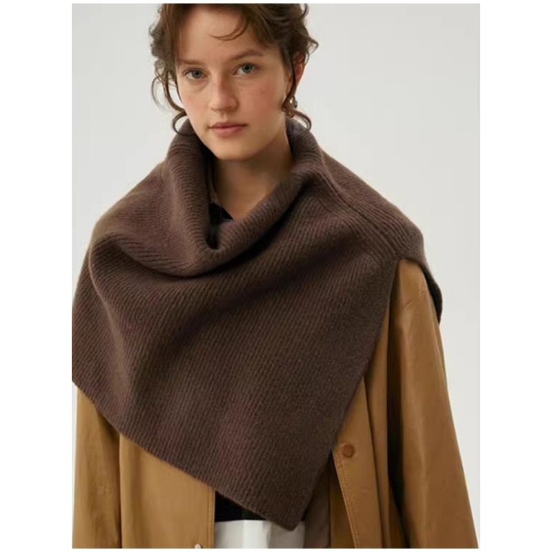 Șal asimetric tricotat, fibră de poliester, toamnă-iarnă, lansare toamna 2025