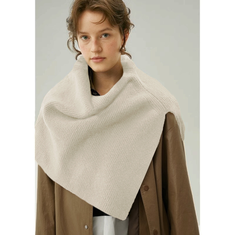 Șal asimetric tricotat, fibră de poliester, toamnă-iarnă, lansare toamna 2025