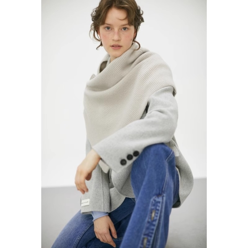 Șal asimetric tricotat, fibră de poliester, toamnă-iarnă, lansare toamna 2025