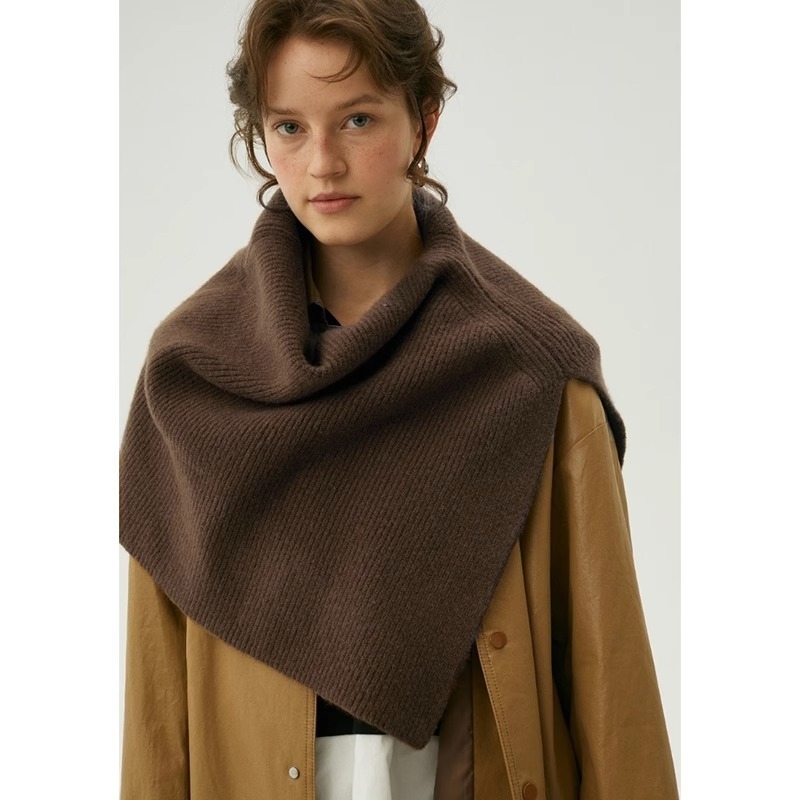 Șal asimetric tricotat, fibră de poliester, toamnă-iarnă, lansare toamna 2025