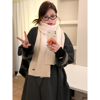 Pleteni šal od vunene smjese, mekan i topao, deblji za zimu, svestran