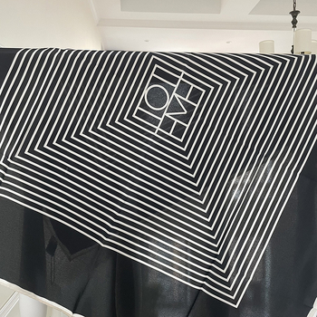 Šal od svile s nišnim prugama – Crepe de Chine Mulberry Silk, Veliki kvadratni šal, Izvor: Spot, Svi godišnja doba, Podrijetlo Zhejiang, Navedeno Ljeto 2023