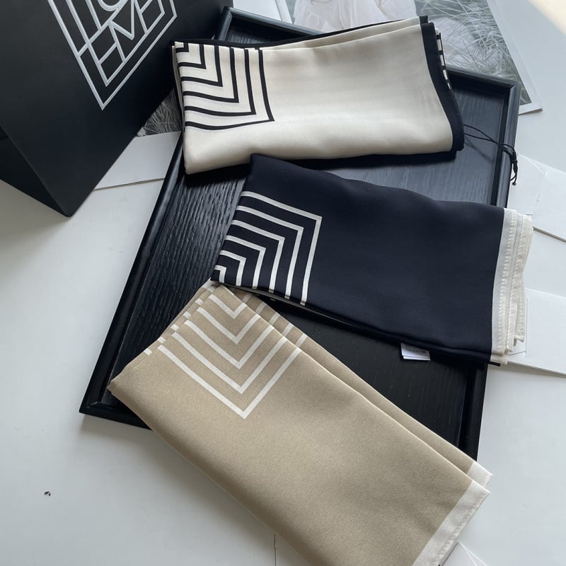 Šal od svile s nišnim prugama – Crepe de Chine Mulberry Silk, Veliki kvadratni šal, Izvor: Spot, Svi godišnja doba, Podrijetlo Zhejiang, Navedeno Ljeto 2023